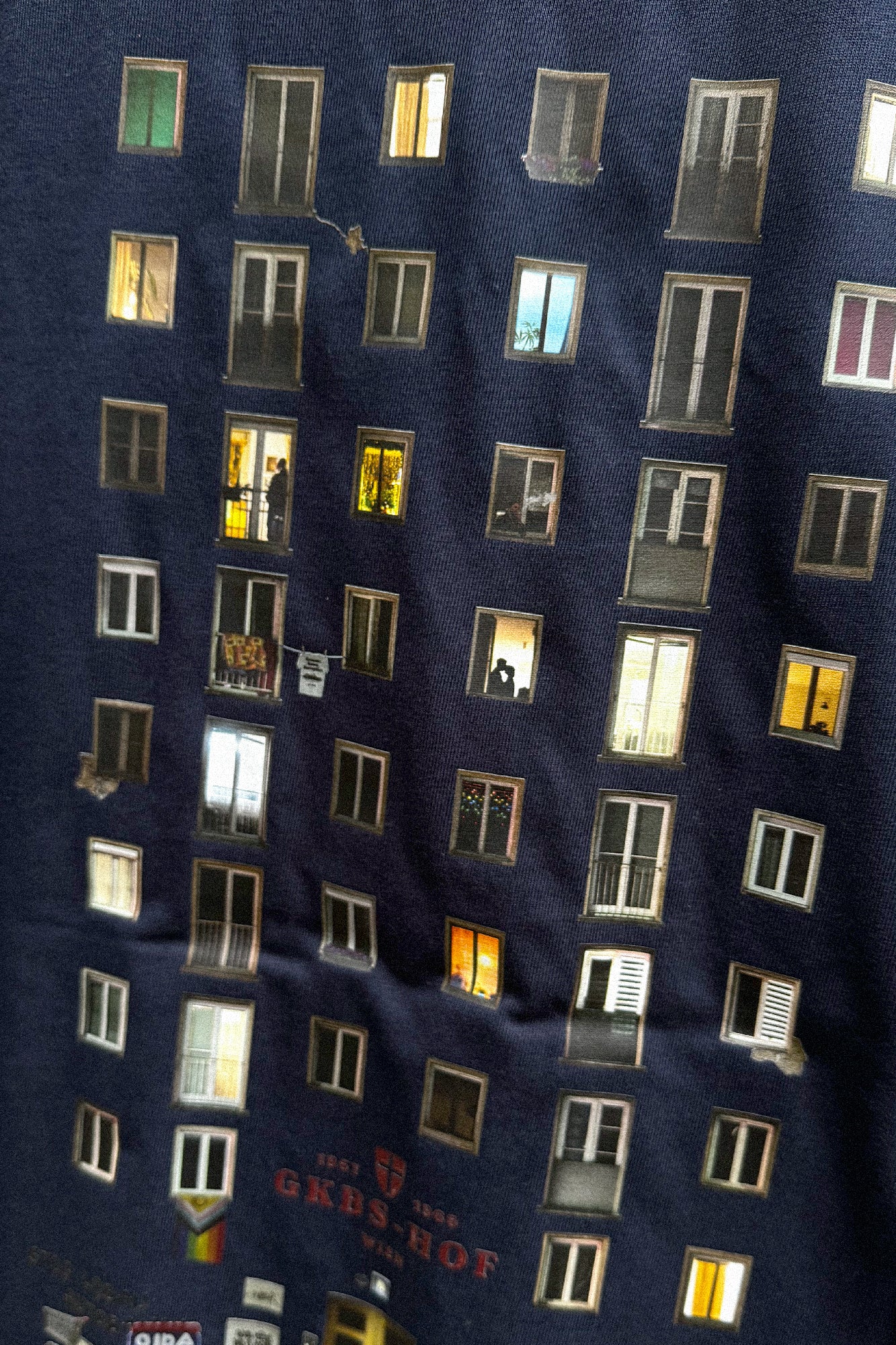 GEMEINDEBAU BEI NACHT LOOSE FIT T-SHIRT