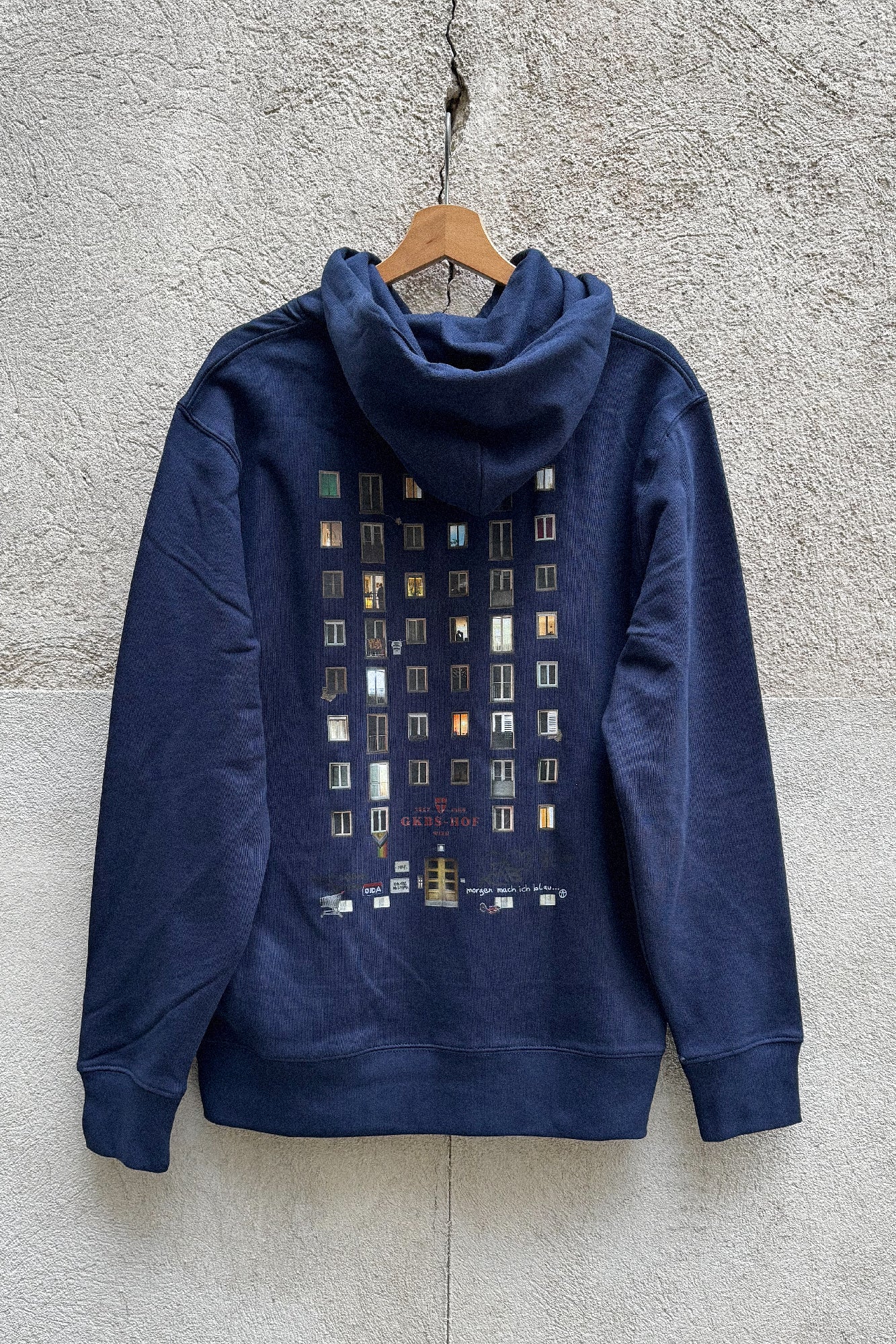GEMEINDEBAU BEI NACHT HOODIE