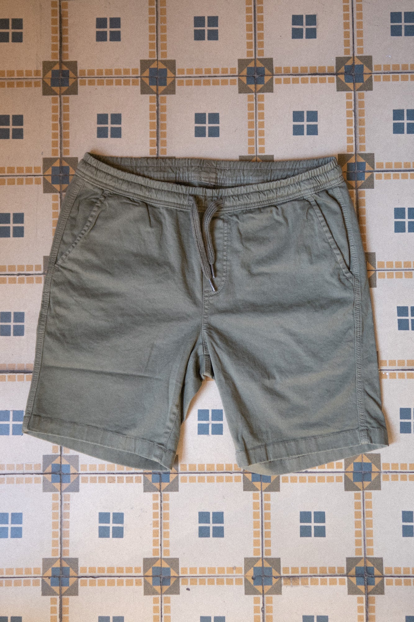 ESSENTIAL CHINO SHORTS